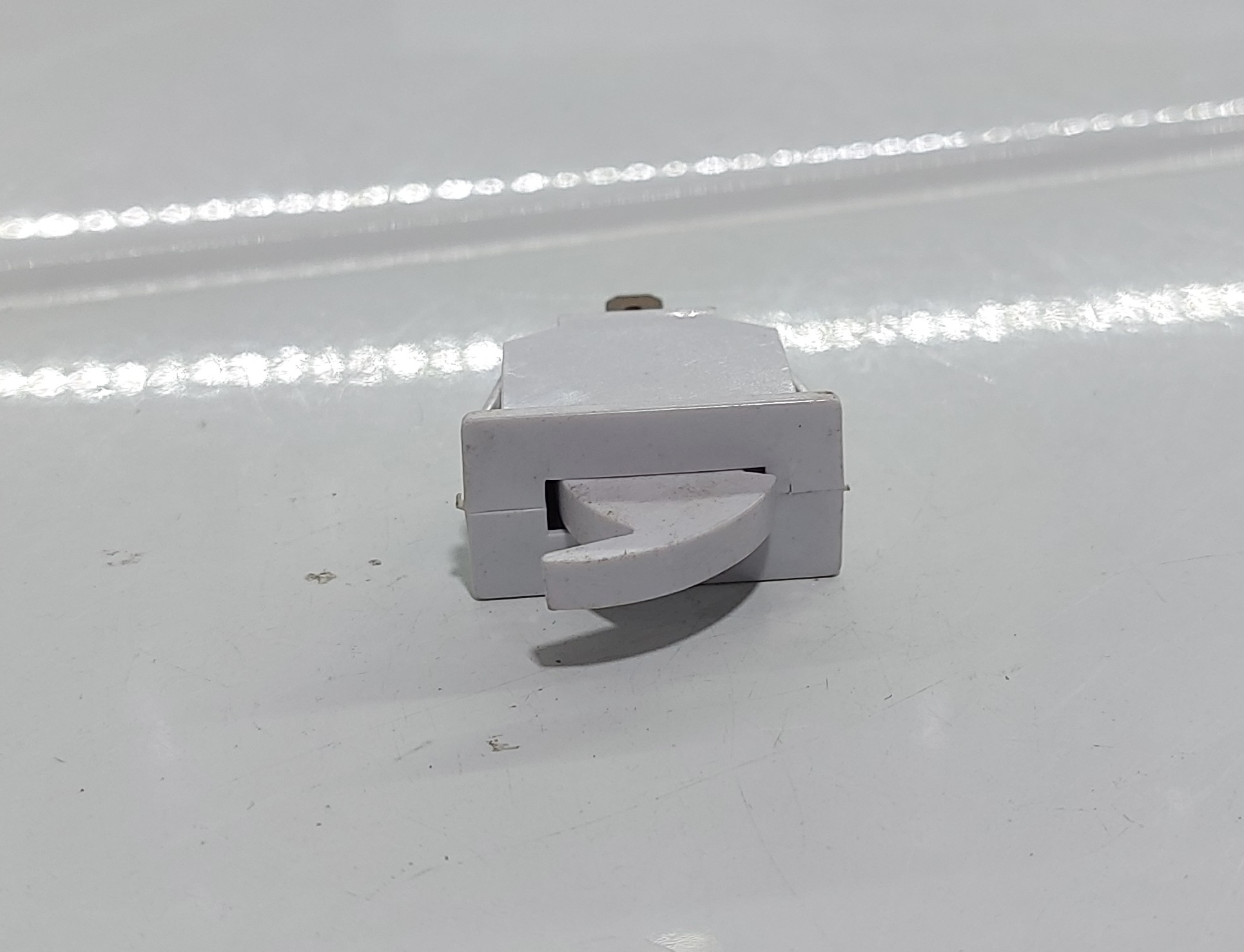 کلید لای درب یخچال پارس